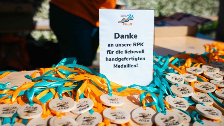 Unzählige handgefertigte Medaillen und ein Schild, auf dem sich bei RPK für diese bedankt wird