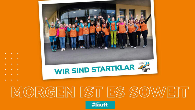 Teamfoto von den Helfern vor dem Gesundheitszentrum