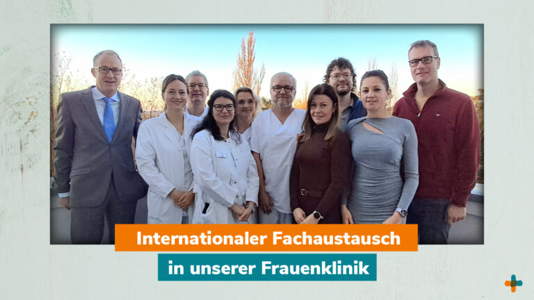 Ärzteteam und internationale Fachgäste beim fachlichen Austausch in der Frauenklinik – Gruppenfoto von medizinischem Personal und Fachkräften vor herbstlicher Kulisse. Text im Bild: ‚Internationaler Fachaustausch in unserer Frauenklinik‘