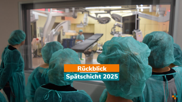 Personen in grüner OP-Kleidung stehen vor einem OP-Saal. Schrift auf dem Bild Rückblick Spätschicht 2025