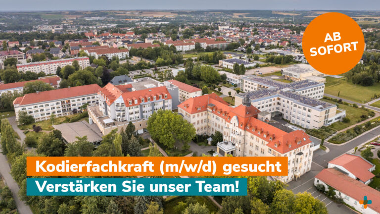 Luftaufnahme eines Klinikgeländes mit Hinweis: ‚Kodierfachkraft (m/w/d) gesucht – Verstärken Sie unser Team! – Ab sofort‘