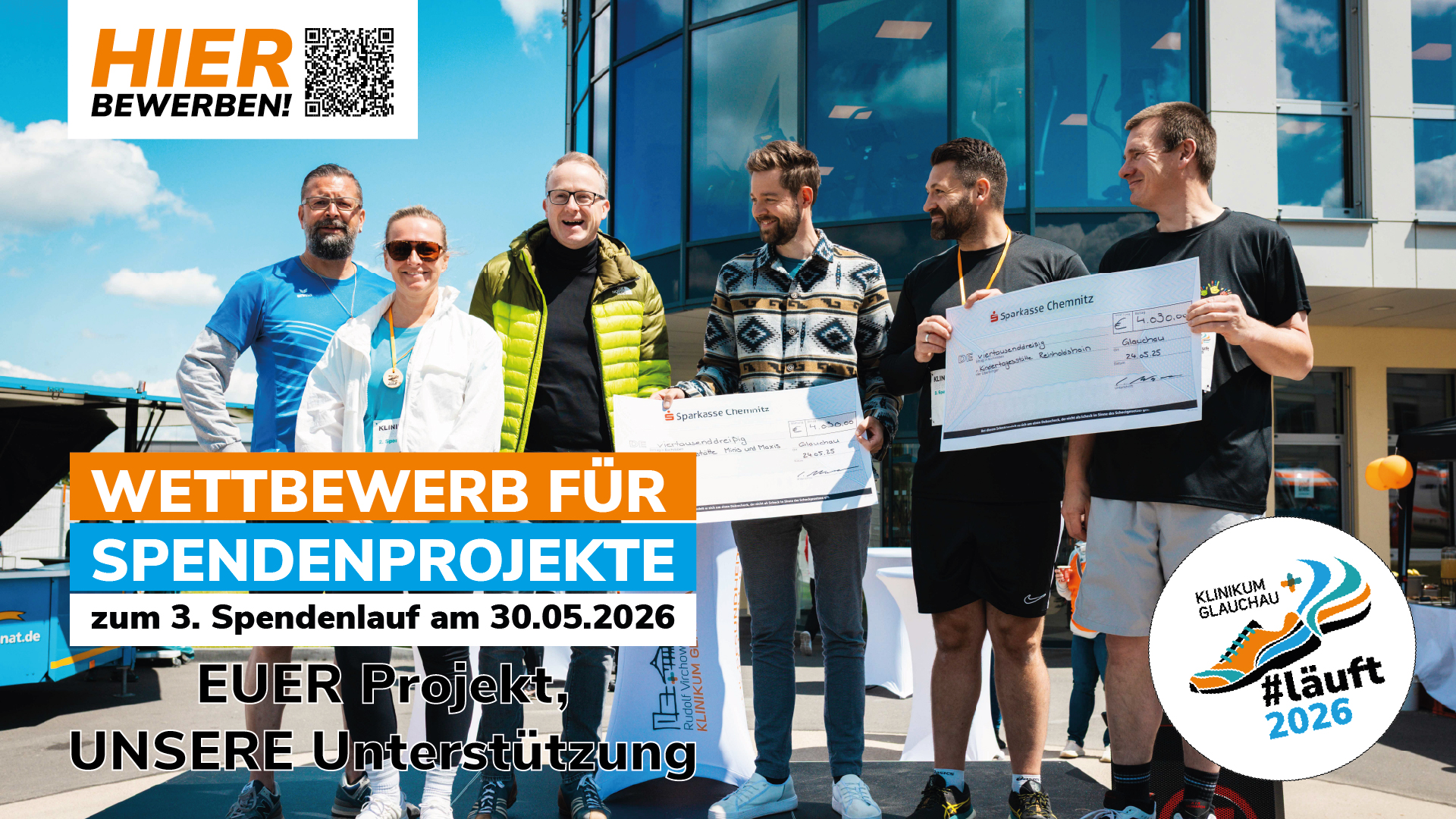 Aufruf zum Wettbewerb für Spendenprojekte beim 3. Spendenlauf am 30.05.2026. Das Bild zeigt eine Gruppe von Personen bei einer Scheckübergabe vor dem modernen Gebäude des Klinikum Glauchau unter dem Motto „Euer Projekt, unsere Unterstützung“