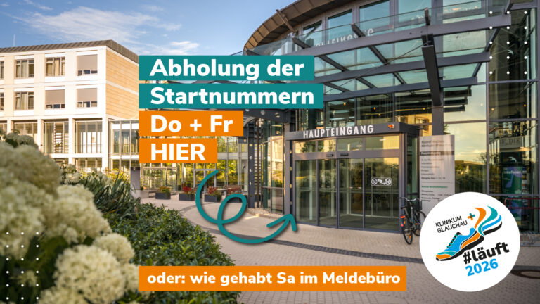 Plakat zur Startnummernabholung für den Spendenlauf am Klinikum Glauchau. Das Bild zeigt den modernen Glaseingang mit der Aufschrift „Haupteingang“. Ein großer türkisfarbener Pfeil weist auf die Schiebetüren hin. Text-Overlays informieren: „Abholung der Startnummern Do + Fr HIER“ und unten „oder: wie gehabt Sa im Meldebüro“. Unten rechts befindet sich das runde Logo von „Klinikum Glauchau #läuft 2026“ mit einem bunten Laufschuh.