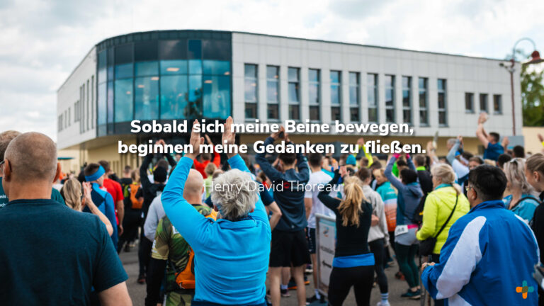 Läufer beim Aufwärmen für einen Spendenlauf mit dem Zitat von Henry David Thoreau: „Sobald sich meine Beine bewegen, beginnen meine Gedanken zu fließen.“