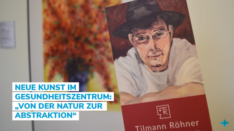 Flyer für die Kunstausstellung „Von der Natur zur Abstraktion“ von Tilmann Röhner im Gesundheitszentrum, mit einem gemalten Porträt eines Mannes mit Hut.