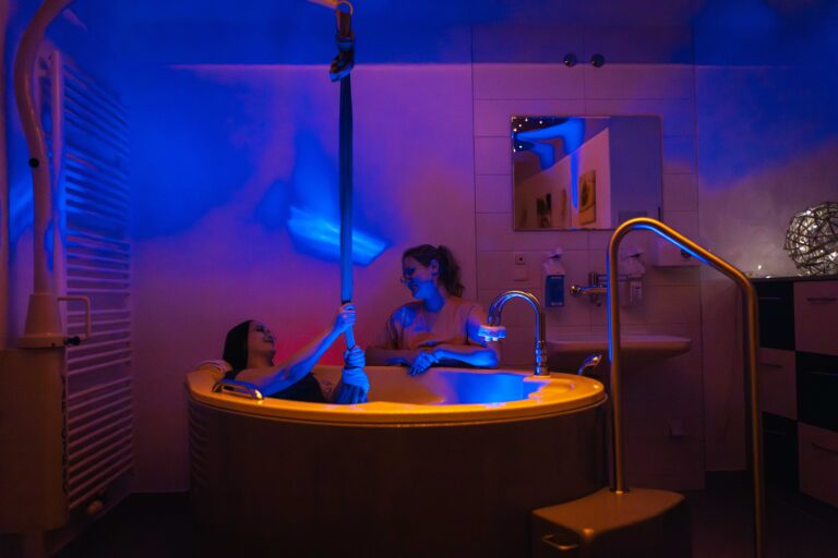 Aufnahme aus dem Kreißsaal mit Geburtsbadewanne und gedimmter Lichtstimmung.