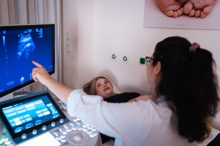 Geburtsstation im Klinikum mit freundlicher Betreuung und einem modernen Ultraschallgerät.