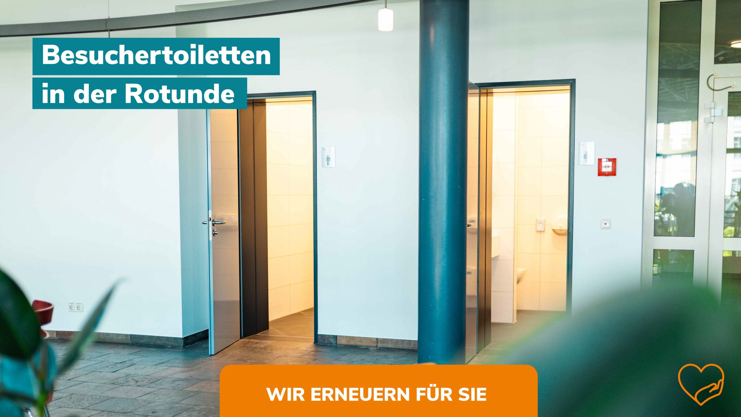 Moderne Besuchertoiletten in der Rotunde mit geöffneten Türen und Hinweistext „Wir erneuern für Sie“