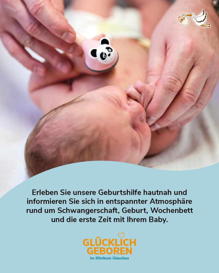 Neugeborenes wird von Händen gehalten mit Infotext zur Geburtshilfe im Klinikum Glauchau.