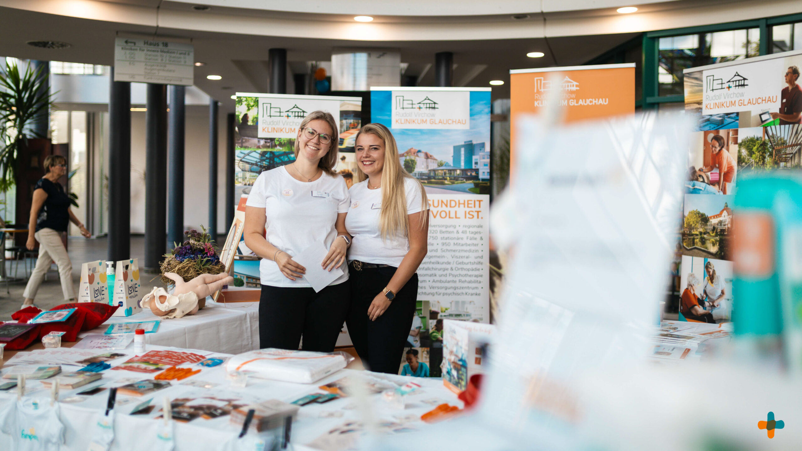 Zwei lächelnde Mitarbeiterinnen am Informationsstand des Klinikums Glauchau beim Tag der offenen Kreißsaaltür.