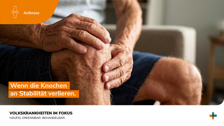 Infografik zum Thema Arthrose aus der Reihe Volkskrankheiten im Fokus: Nahaufnahme von Händen eines Senioren, die ein Knie stützen, darunter der Schriftzug Wenn die Knochen an Stabilität verlieren