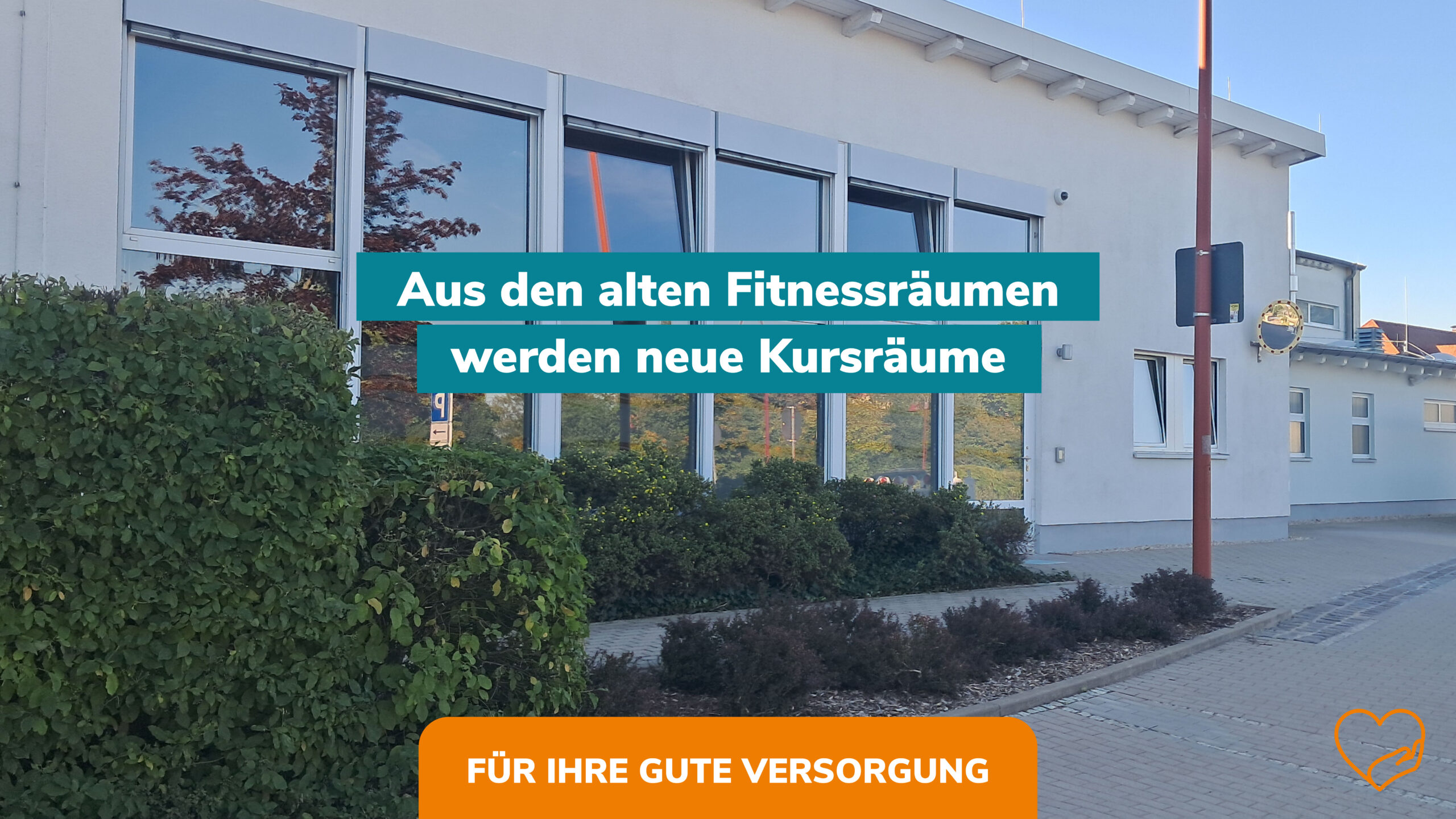 Außenansicht des Gebäudes mit der Text-Einblendung zum Umbau alter Fitnessräume zu neuen Kursräumen