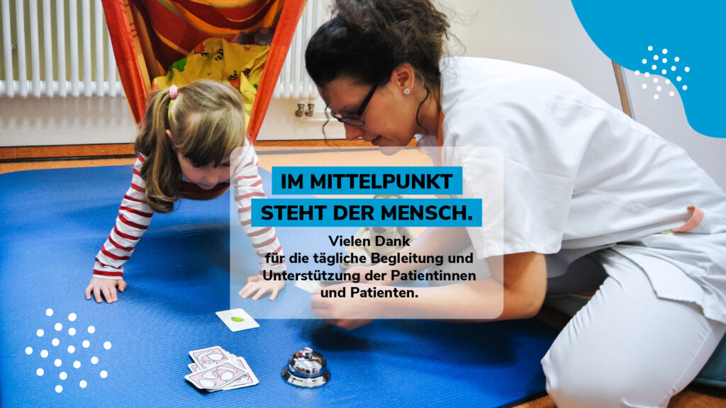 Im Mittelpunkt steht der Mensch: Dankesbotschaft für die tägliche Begleitung in der Ergotherapie, illustriert mit einer Therapeutin und einem Kind bei einer Übung.